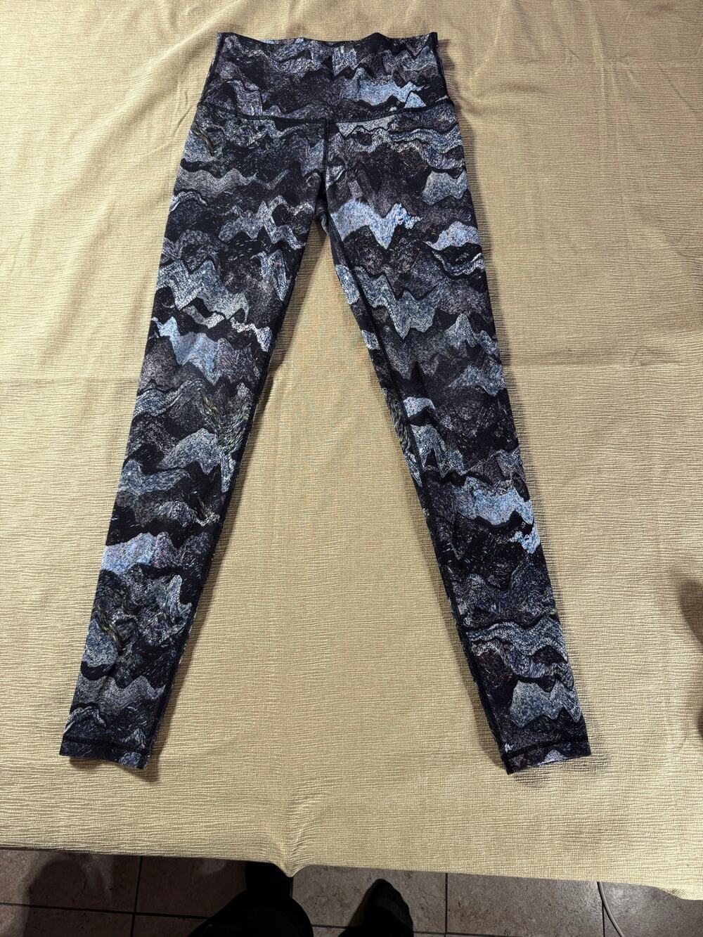 ivivva by lululemon Girls Leggings Size 14 Black Gray Abstract Print Yoga
